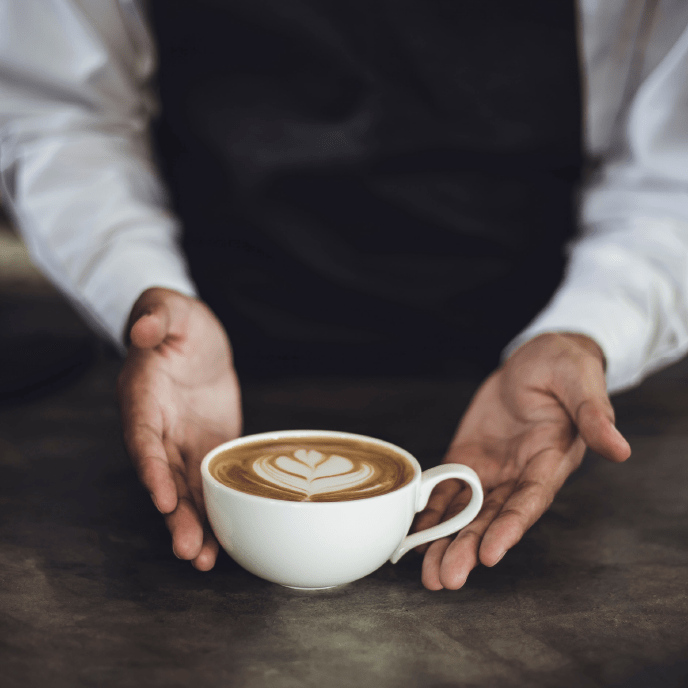 koffie met latte-art gepresenteerd